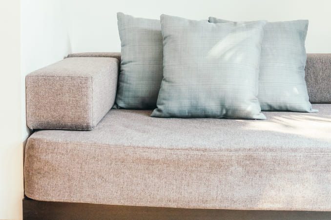 tela de almohada y asientos en sofá