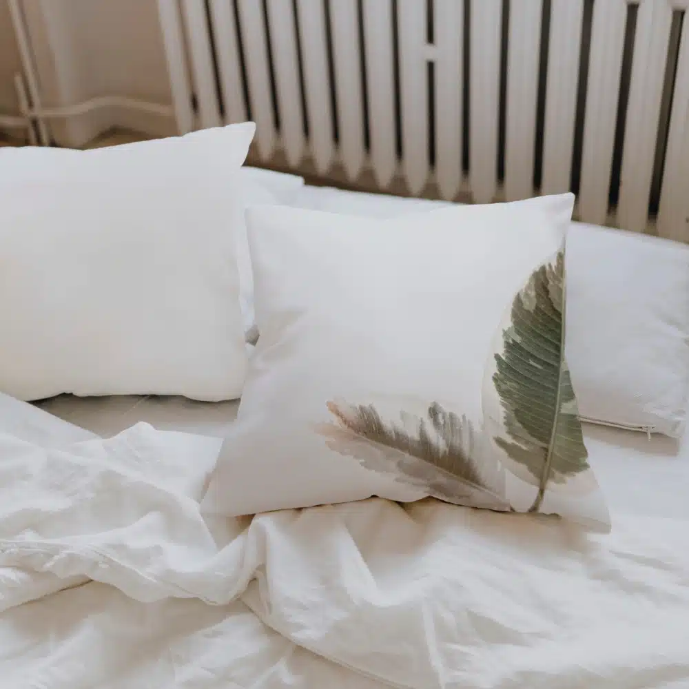 almohada con dibujo de hojas almohada con dibujo de hojas