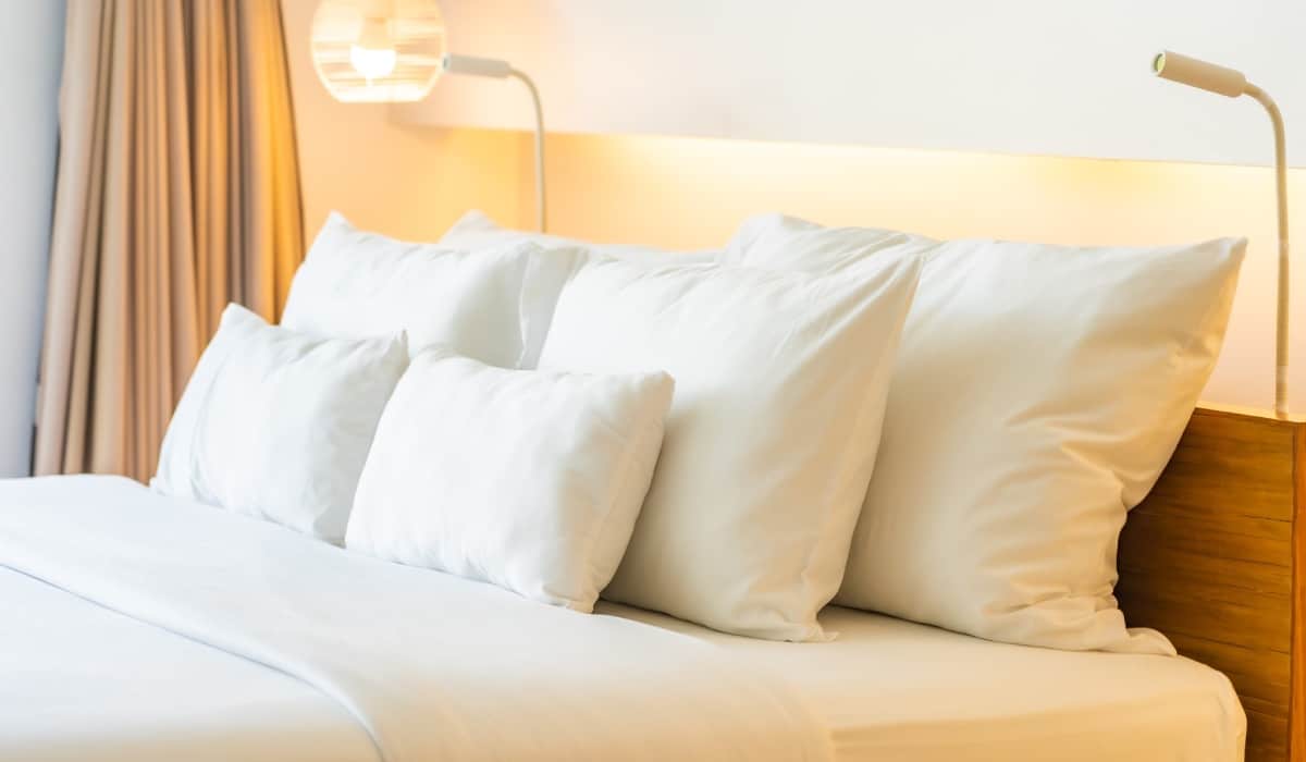 almohadas blancas sobre una cama almohadas blancas sobre una cama