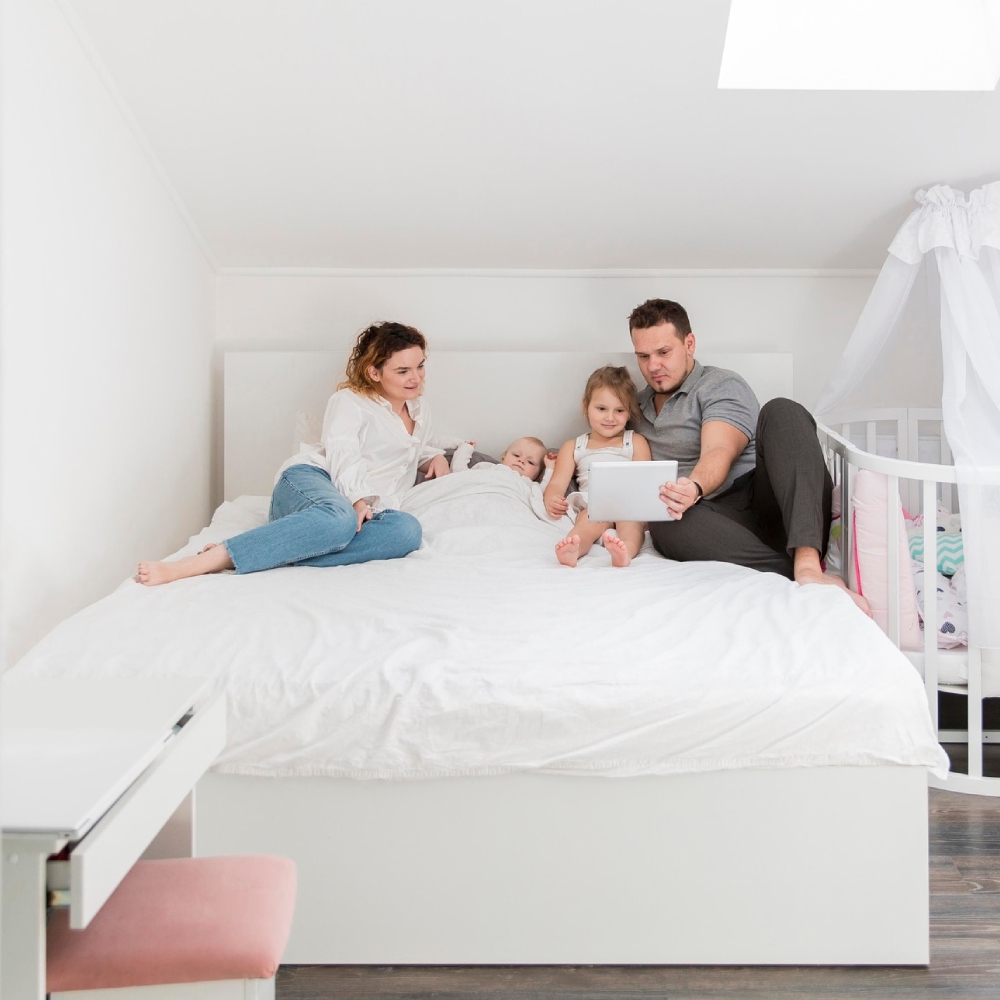 familia en una cama con canape