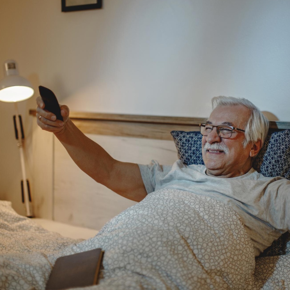 hombre mayor feliz en la cama hombre mayor feliz en la cama