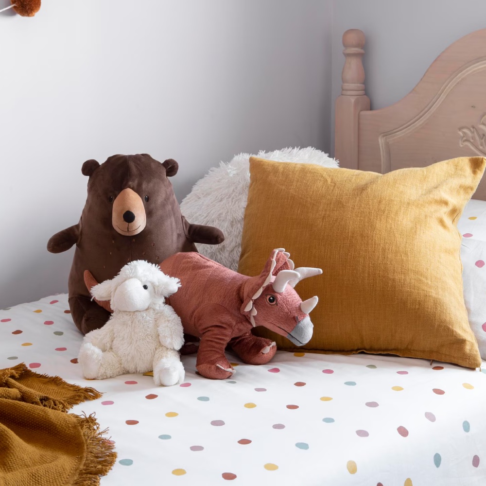 peluches en cima de la cama nido peluches en cima de la cama nido