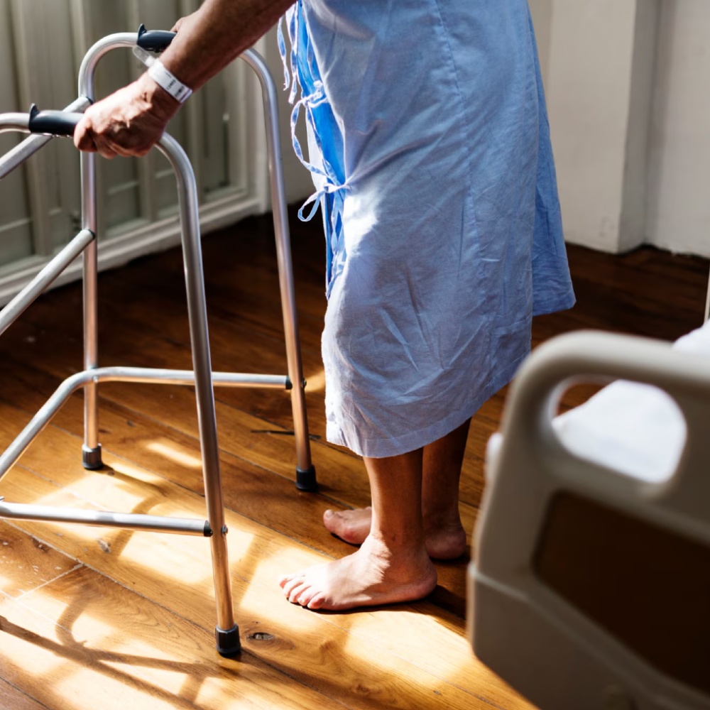 persona levantandose de la cama persona levantandose de la cama